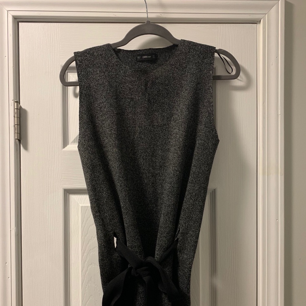 Sleeveless sweater with waist tie
